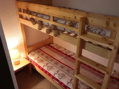 Un ou plusieurs lits superposés dans un hébergement de l'établissement Confortable 2 pièces avec balcon, animaux admis et Wi-Fi - FR-1-502-396
