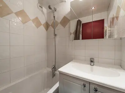Salle de bains dans l'établissement Confortable 2 pièces avec balcon, animaux admis et Wi-Fi - FR-1-502-396