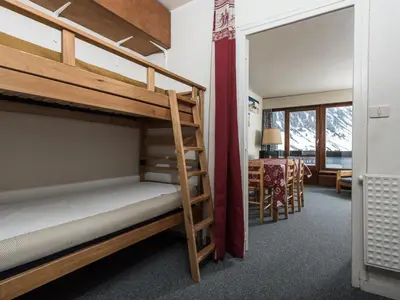 Un ou plusieurs lits dans un hébergement de l'établissement Appartement spacieux, accès direct aux pistes, balcon, accepte animaux - FR-1-502-391