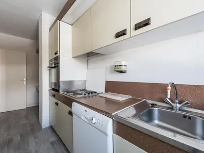 Cuisine ou kitchenette dans l'établissement Appartement spacieux, accès direct aux pistes, balcon, accepte animaux - FR-1-502-391