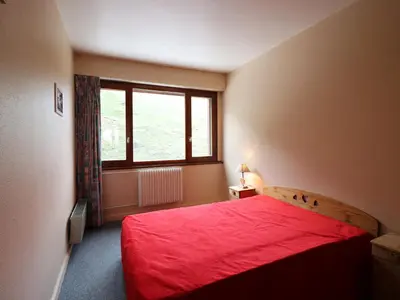 Un ou plusieurs lits dans un hébergement de l'établissement Appartement spacieux, accès direct aux pistes, balcon, accepte animaux - FR-1-502-391