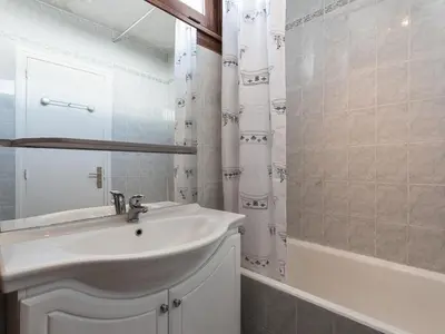 Salle de bains dans l'établissement Appartement lumineux, accès pistes, balcon, animaux admis - FR-1-502-411