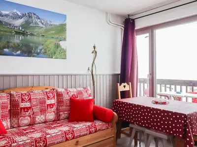 Coin salon dans l'établissement Appartement lumineux, accès pistes, balcon, animaux admis - FR-1-502-411