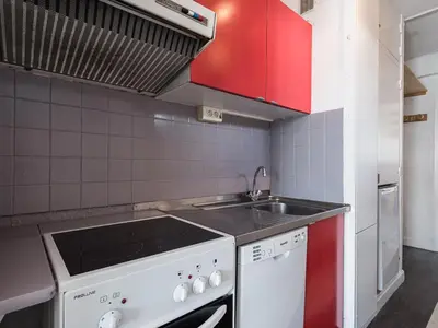 Cuisine ou kitchenette dans l'établissement Appartement lumineux, accès pistes, balcon, animaux admis - FR-1-502-411