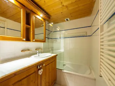 Salle de bains dans l'établissement Appartement confortable entre pistes et commerces avec WIFI et terrasse - FR-1-502-392