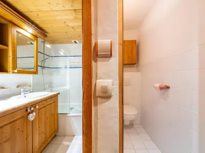 Salle de bains dans l'établissement Appartement confortable entre pistes et commerces avec WIFI et terrasse - FR-1-502-392