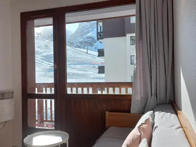 Un ou plusieurs lits dans un hébergement de l'établissement Appartement confortable skis aux pieds avec balcon, 6 pers, Tignes - FR-1-502-398
