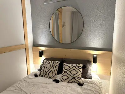 Un ou plusieurs lits dans un hébergement de l'établissement Appartement confortable skis aux pieds avec balcon, 6 pers, Tignes - FR-1-502-398