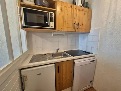 Cuisine ou kitchenette dans l'établissement Appartement confortable skis aux pieds avec balcon, 6 pers, Tignes - FR-1-502-398