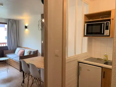 Cuisine ou kitchenette dans l'établissement Appartement confortable skis aux pieds avec balcon, 6 pers, Tignes - FR-1-502-398