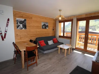 Coin salon dans l'établissement Appartement rénové pour 4 pers. avec balcon et WIFI, proche pistes - FR-1-502-406
