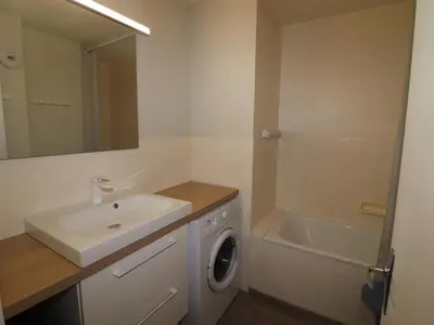 Salle de bains dans l'établissement Appartement rénové pour 4 pers. avec balcon et WIFI, proche pistes - FR-1-502-406