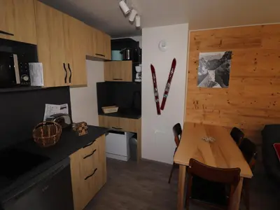 Cuisine ou kitchenette dans l'établissement Appartement rénové pour 4 pers. avec balcon et WIFI, proche pistes - FR-1-502-406