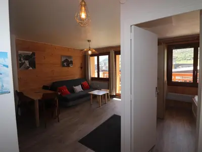 Coin salon dans l'établissement Appartement rénové pour 4 pers. avec balcon et WIFI, proche pistes - FR-1-502-406