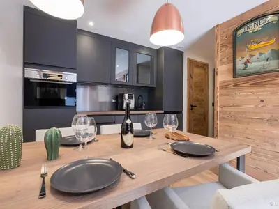 Cuisine ou kitchenette dans l'établissement Appartement rénové 2 pièces cabine à Tignes Val Claret - FR-1-502-407