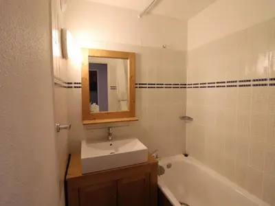 Salle de bains dans l'établissement Studio lumineux & fonctionnel, proche pistes avec balcon - FR-1-502-413