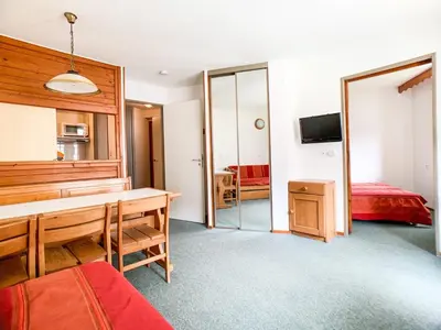 Télévision ou salle de divertissement dans l'établissement Appartement lumineux Départ et retour skis aux pieds Balcon - FR-1-502-401