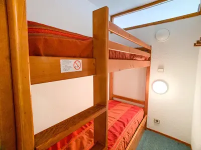 Un ou plusieurs lits dans un hébergement de l'établissement Appartement lumineux Départ et retour skis aux pieds Balcon - FR-1-502-401
