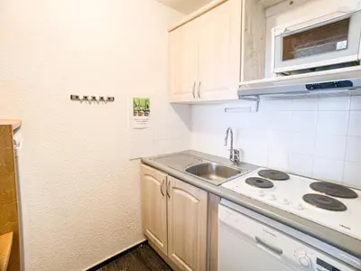 Cuisine ou kitchenette dans l'établissement Appartement lumineux Départ et retour skis aux pieds Balcon - FR-1-502-401