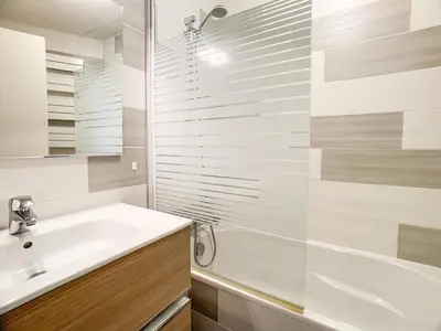 Salle de bains dans l'établissement Appartement lumineux Départ et retour skis aux pieds Balcon - FR-1-502-401