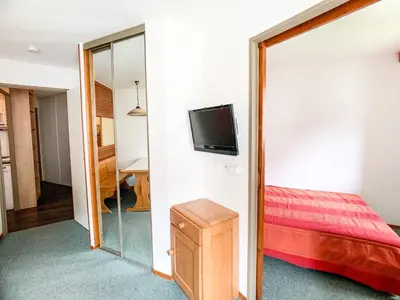 Un ou plusieurs lits dans un hébergement de l'établissement Appartement lumineux Départ et retour skis aux pieds Balcon - FR-1-502-401