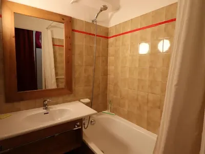 Salle de bains dans l'établissement Studio 4 pers. pieds des pistes avec balcon à Tignes - FR-1-502-409