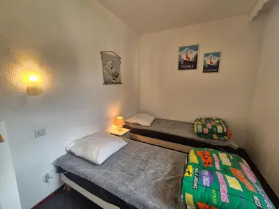 Un ou plusieurs lits dans un hébergement de l'établissement Studio 4 pers. pieds des pistes avec balcon à Tignes - FR-1-502-409
