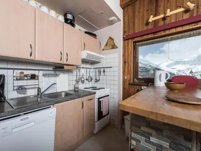 Cuisine ou kitchenette dans l'établissement Appartement 2 pièces avec balcon, proche pistes, WIFI, animaux acceptés - FR-1-502-410