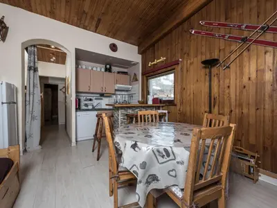 Cuisine ou kitchenette dans l'établissement Appartement 2 pièces avec balcon, proche pistes, WIFI, animaux acceptés - FR-1-502-410