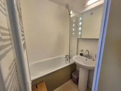 Salle de bains dans l'établissement Studio confort skis aux pieds, animaux admis, Tignes - FR-1-502-412