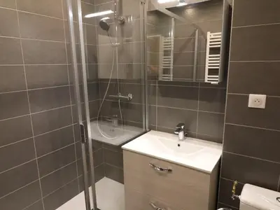 Salle de bains dans l'établissement Studio lumineux 4 pers, accès direct pistes, balcon sud-est - FR-1-502-426