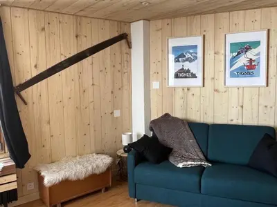 Coin salon dans l'établissement Studio rénové à Tignes, proche pistes, balcon, animaux acceptés - FR-1-502-417