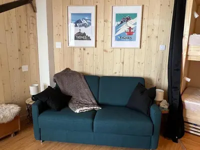 Coin salon dans l'établissement Studio rénové à Tignes, proche pistes, balcon, animaux acceptés - FR-1-502-417