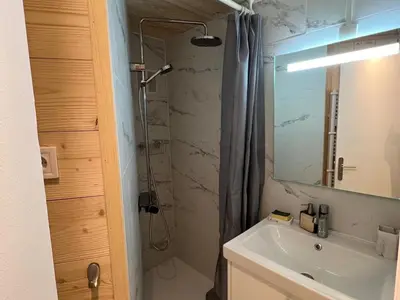 Salle de bains dans l'établissement Studio rénové à Tignes, proche pistes, balcon, animaux acceptés - FR-1-502-417