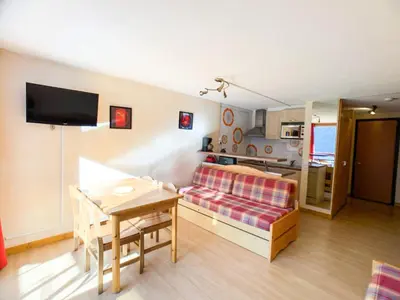 Télévision ou salle de divertissement dans l'établissement Studio confortable et lumineux, proche des pistes et commerces, balcon, animaux admis - FR-1-502-423