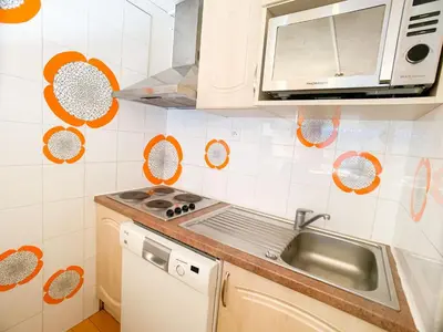 Cuisine ou kitchenette dans l'établissement Studio confortable et lumineux, proche des pistes et commerces, balcon, animaux admis - FR-1-502-423