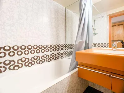 Salle de bains dans l'établissement Studio confortable et lumineux, proche des pistes et commerces, balcon, animaux admis - FR-1-502-423