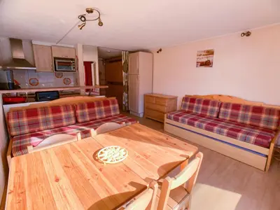 Coin salon dans l'établissement Studio confortable et lumineux, proche des pistes et commerces, balcon, animaux admis - FR-1-502-423