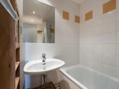 Salle de bains dans l'établissement Studio confortable proche pistes, balcon sud, 4 pers - FR-1-502-419