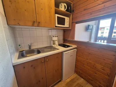 Cuisine ou kitchenette dans l'établissement Studio fonctionnel proche des pistes avec balcon, animaux admis - FR-1-502-429