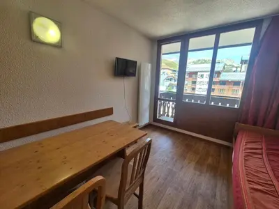 Télévision ou salle de divertissement dans l'établissement Studio fonctionnel proche des pistes avec balcon, animaux admis - FR-1-502-429