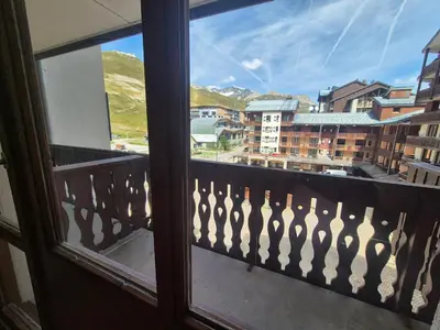 Balcon ou terrasse dans l'établissement Studio fonctionnel proche des pistes avec balcon, animaux admis - FR-1-502-429