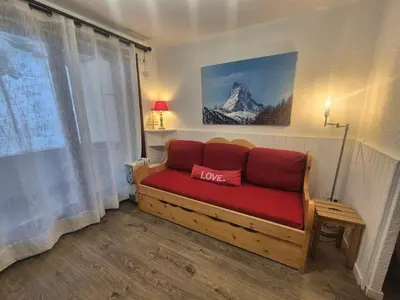 Coin salon dans l'établissement Studio rénové avec balcon, proche pistes, animaux acceptés - FR-1-502-415