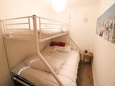Un ou plusieurs lits dans un hébergement de l'établissement Studio rénové avec balcon, proche pistes, animaux acceptés - FR-1-502-415