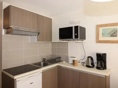 Cuisine ou kitchenette dans l'établissement Studio rénové avec balcon, proche pistes, animaux acceptés - FR-1-502-415