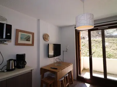 Télévision ou salle de divertissement dans l'établissement Studio rénové avec balcon, proche pistes, animaux acceptés - FR-1-502-415