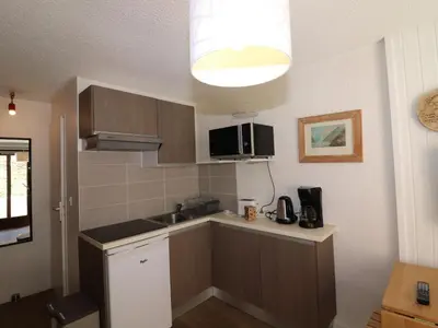 Cuisine ou kitchenette dans l'établissement Studio rénové avec balcon, proche pistes, animaux acceptés - FR-1-502-415