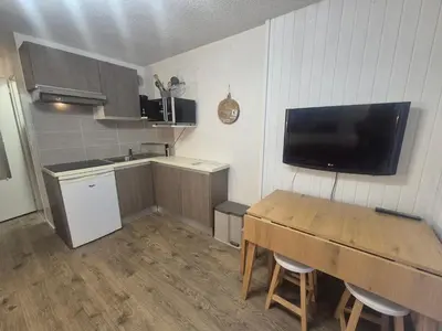 Cuisine ou kitchenette dans l'établissement Studio rénové avec balcon, proche pistes, animaux acceptés - FR-1-502-415