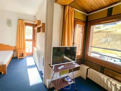 Télévision ou salle de divertissement dans l'établissement Appartement lumineux au pied des pistes, animaux admis - FR-1-502-437