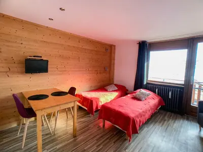 Un ou plusieurs lits dans un hébergement de l'établissement Studio rénové Proche des pistes et des commerces Balcon avec vue montagne - FR-1-502-431
